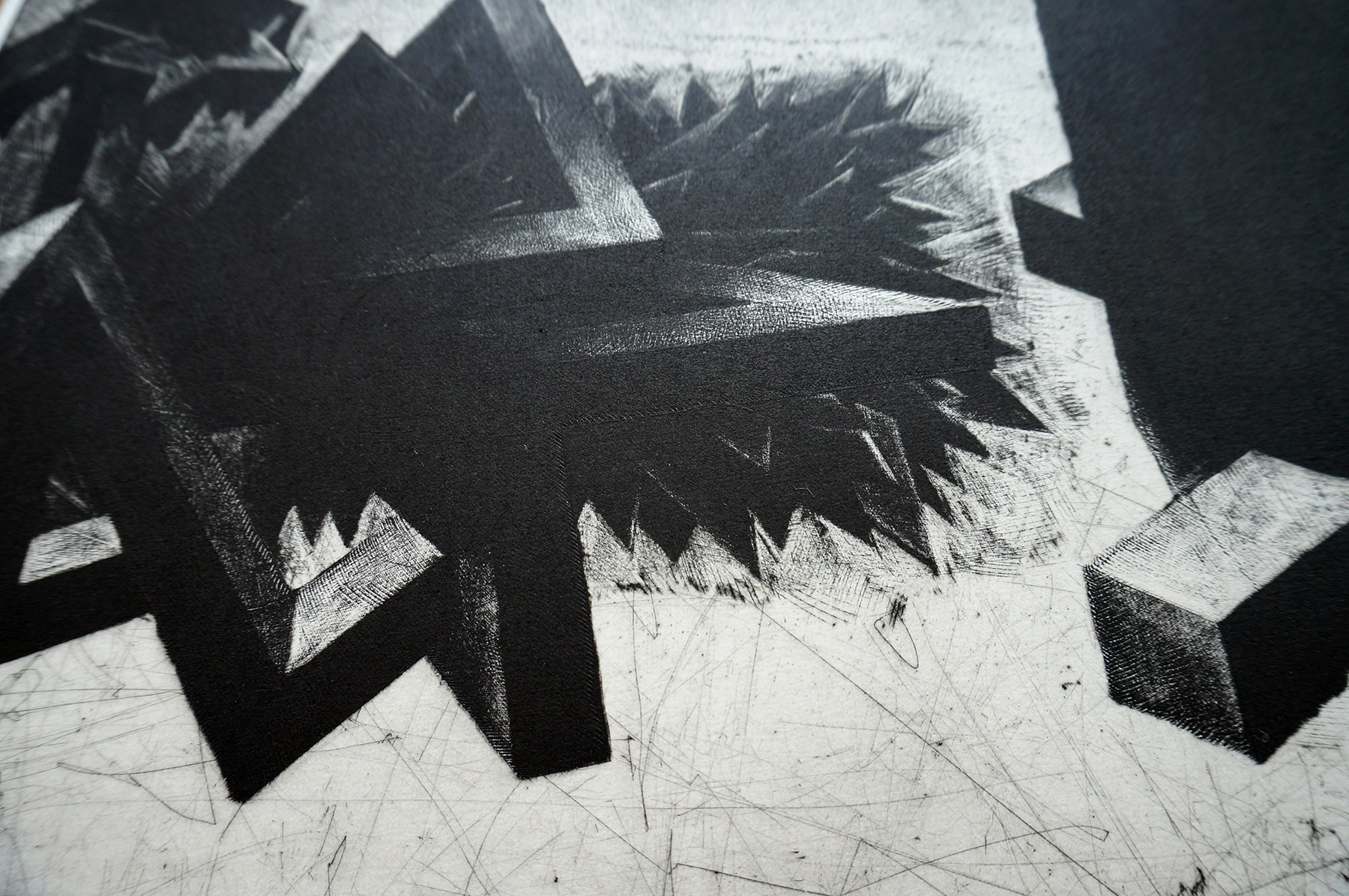 Perpetuum Mobile LXIX | Kunsttryk, Engraveringer | Tomasz Winiarski | Beauton Art Gallery kunsttryk, engraveringer, abstrakte, geometriske, grafiske, landskab, monokrome, natur, mønstre, sorte, grå, hvide, blæk, papir, abstrakte-former, efterår, sort-hvide, dansk, dekorative, design, interiør, bolig-indretning, nordisk, skandinavisk, sceneri, Køb original kunst og kunstplakater. Malerier, tegninger, limited edition kunsttryk & plakater af dygtige kunstnere.