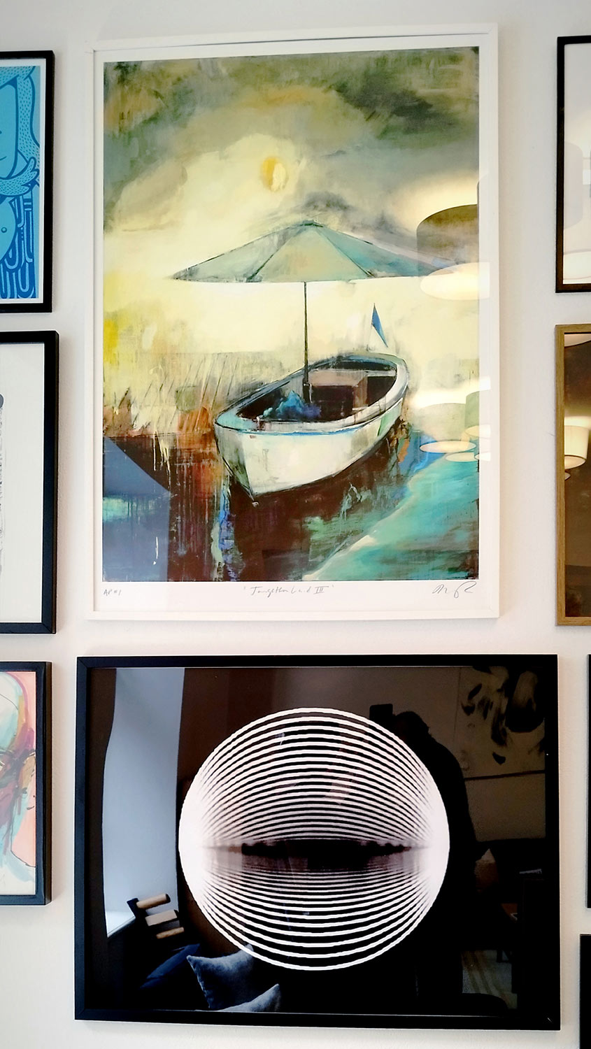 plakater-posters-kunsttryk, giclee-tryk, ekspressionistiske, figurative, geometriske, grafiske, bevægelse, natur, havet, sejlads, himmel, transportmidler, beige, blå, grønne, lillae, blæk, papir, atmosfære, strand, smukke, både, samtidskunst, københavn, ekspressionisme, interiør, bolig-indretning, moderne-kunst, nordisk, udendørs, skandinavisk, sommer, sol, symbolsk, rejse, vand, Køb original kunst og kunstplakater. Malerier, tegninger, limited edition kunsttryk & plakater af dygtige kunstnere.