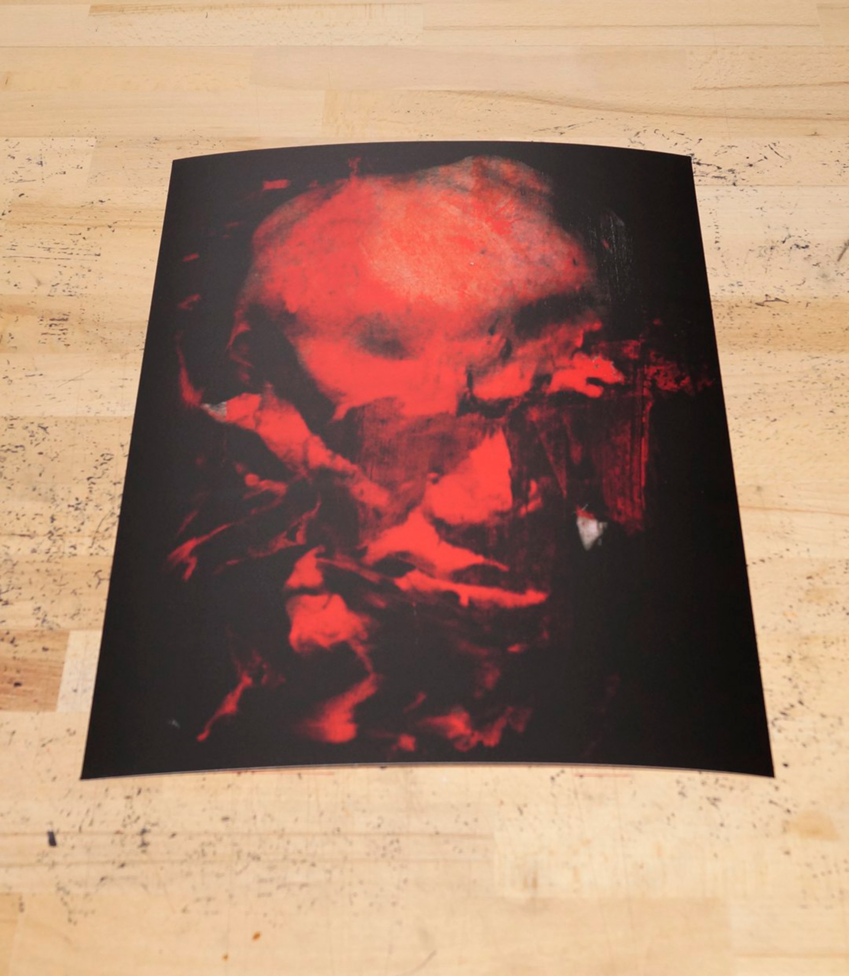 Morgenvækkeren | Plakater-posters-kunsttryk, Fotografier | Ola Juliussen | Beauton Art Gallery plakater-posters-kunsttryk, fotografier, farverige, figurative, portræt, surrealistiske, kroppe, mennesker, sorte, røde, akryl, ler, tusch, fotos, andre-medier, samtidskunst, mørke, ansigter, interiør, bolig-indretning, mænd, moderne, moderne-kunst, nordisk, plakater, tryk, skandinavisk, levende, Køb original kunst og kunstplakater. Malerier, tegninger, limited edition kunsttryk & plakater af dygtige kunstnere.