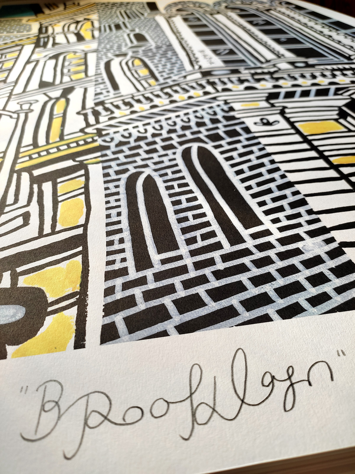 plakater-posters-kunsttryk, giclee-tryk, børnevenlige, figurative, grafiske, pop, arkitektur, tegneserier, sorte, blå, gule, blæk, papir, arkitektoniske, bygninger, byer, samtidskunst, københavn, dansk, design, interiør, bolig-indretning, moderne, moderne-kunst, nordisk, Køb original kunst og kunstplakater. Malerier, tegninger, limited edition kunsttryk & plakater af dygtige kunstnere.