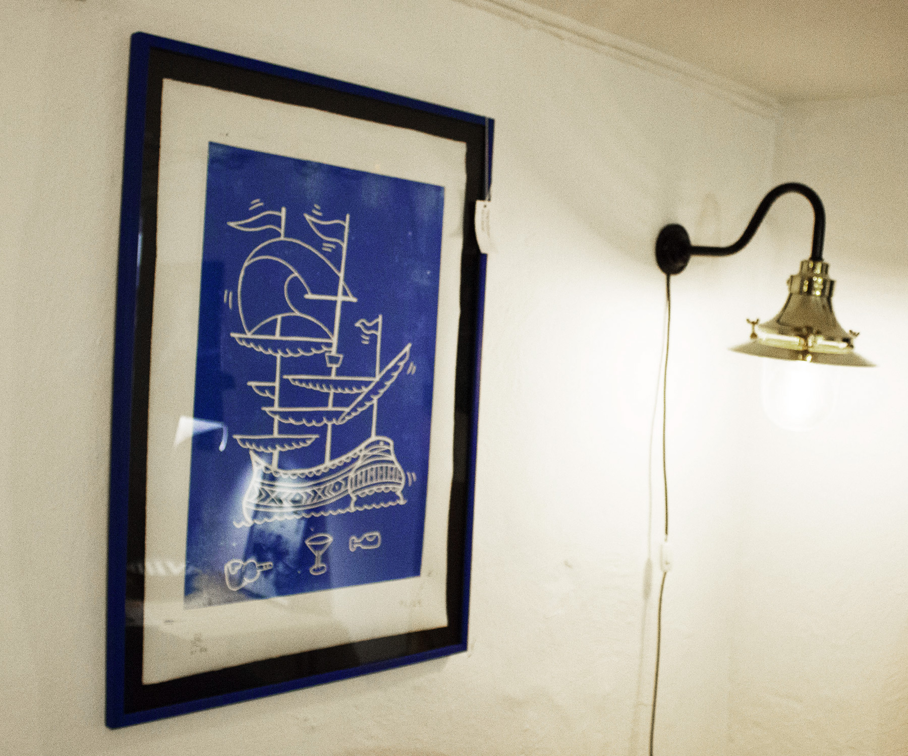 Flying Dutchman | Kunsttryk, Linoleumstryk | Mormor | Beauton Art Gallery kunsttryk, linoleumstryk, figurative, pop, havet, sejlads, transportmidler, blå, hvide, papir, både, samtidskunst, dansk, dekorative, design, interiør, bolig-indretning, moderne, moderne-kunst, nordisk, plakater, skandinavisk, street-art, fartøjer, vand, Køb original kunst og kunstplakater. Malerier, tegninger, limited edition kunsttryk & plakater af dygtige kunstnere.