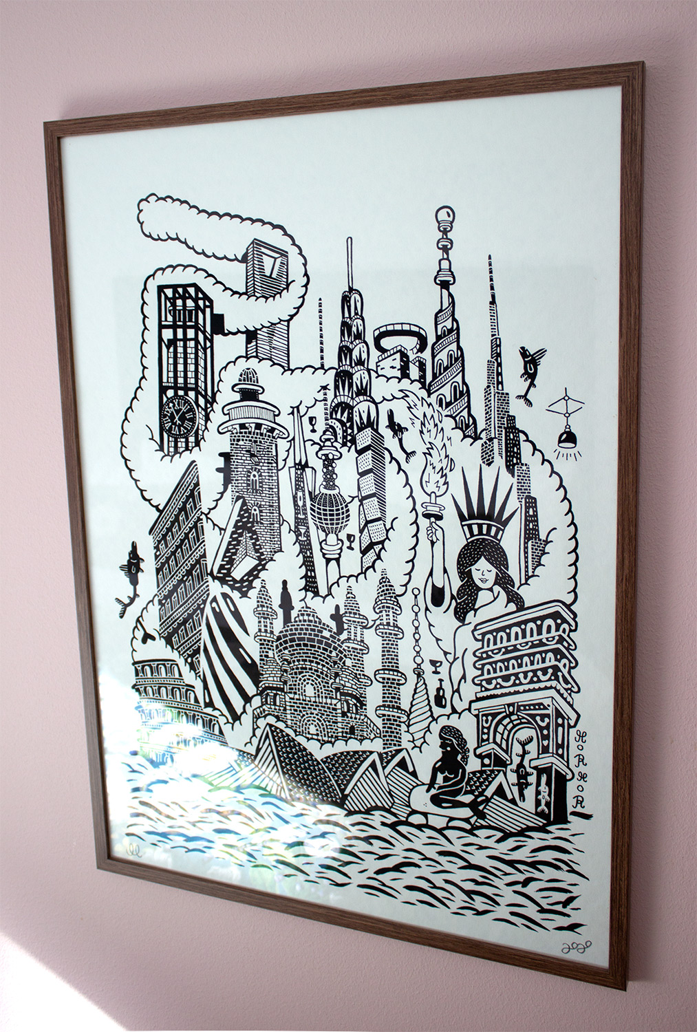 World | Plakater-posters-kunsttryk, Giclee-tryk | Mormor | Beauton Art Gallery plakater-posters-kunsttryk, giclee-tryk, børnevenlige, geometriske, illustrative, monokrome, arkitektur, humor, havet, sorte, hvide, blæk, papir, sjove, arkitektoniske, strand, sort-hvide, bygninger, dansk, dekorative, design, fisk, interiør, bolig-indretning, nordisk, plakater, skandinavisk, hav, skibe, vand, Køb original kunst og kunstplakater. Malerier, tegninger, limited edition kunsttryk & plakater af dygtige kunstnere.