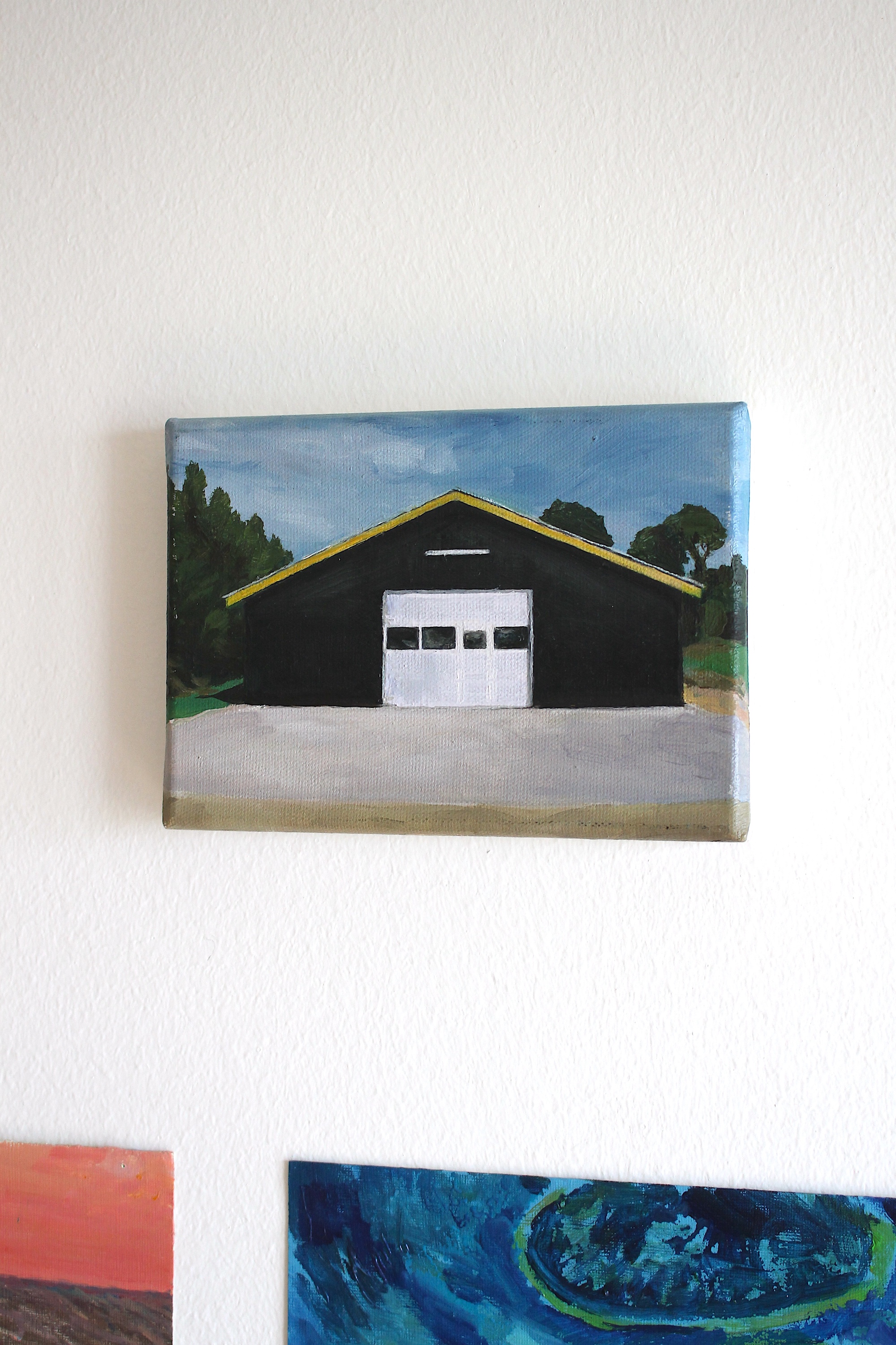 malerier, æstetiske, figurative, landskab, minimalistiske, arkitektur, botanik, hverdagsliv, natur, årstider, himmel, sorte, blå, grønne, grå, hvide, gule,  bomuldslærred, olie, arkitektoniske, smukke, bygninger, samtidskunst, dansk, dekorative, bondegård, skov, vandret, huse, interiør, bolig-indretning, moderne-kunst, nordisk, skandinavisk, rolige, træer, Køb original kunst og kunstplakater. Malerier, tegninger, limited edition kunsttryk & plakater af dygtige kunstnere.