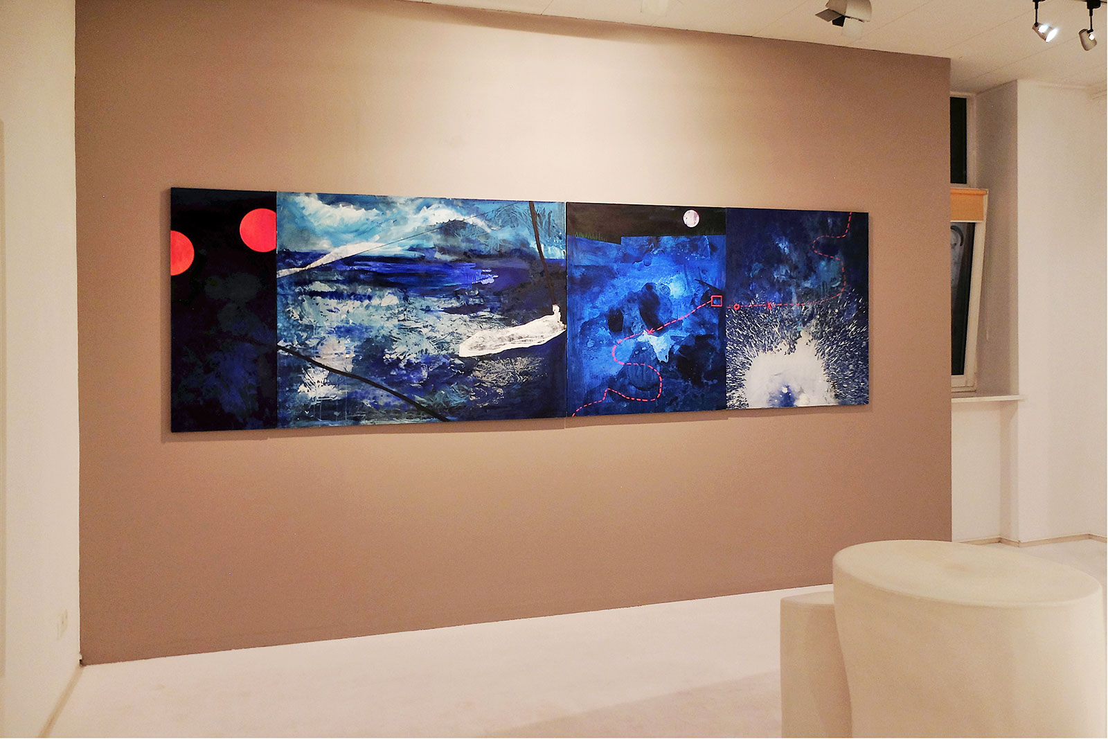 Uden Titel #2 | Malerier | Agnieszka Zawisza | Beauton Art Gallery malerier, abstrakte, geometriske, grafiske, mønstre, sorte, blå, orange,  bomuldslærred, olie, abstrakte-former, Køb original kunst af den højeste kvalitet. Malerier, tegninger, limited edition kunsttryk & plakater af dygtige kunstnere.