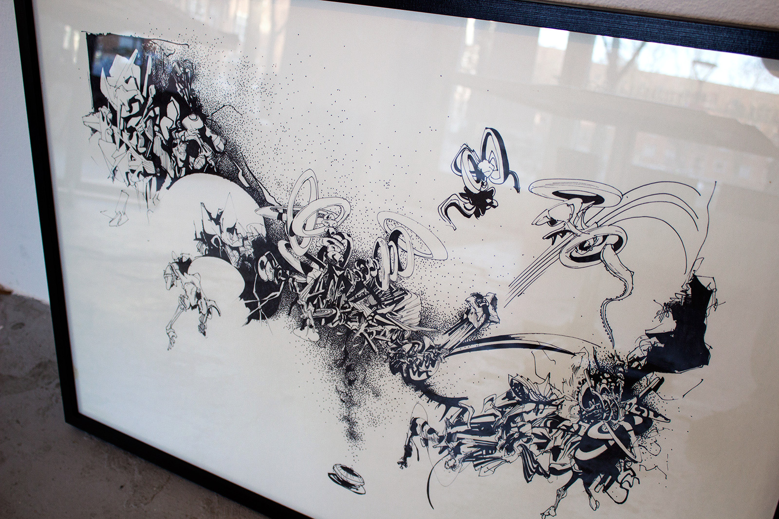 Uden titel VII | Tegninger | Ola Juliussen | Original tegning af Ola Juliussen.Indrammet i håndlavet sort træramme. | Beauton Art Gallery tegninger, æstetiske, ekspressionistiske, grafiske, illustrative, monokrome, arkitektur, botanik, tegneserier, bevægelse, mønstre, sorte, hvide, blæk, papir, tusch, abstrakte-former, arkitektoniske, sort-hvide, samtidskunst, dansk, dekorative, interiør, bolig-indretning, moderne, moderne-kunst, nordisk, skandinavisk, street-art, Køb original kunst og kunstplakater. Malerier, tegninger, limited edition kunsttryk & plakater af dygtige kunstnere.