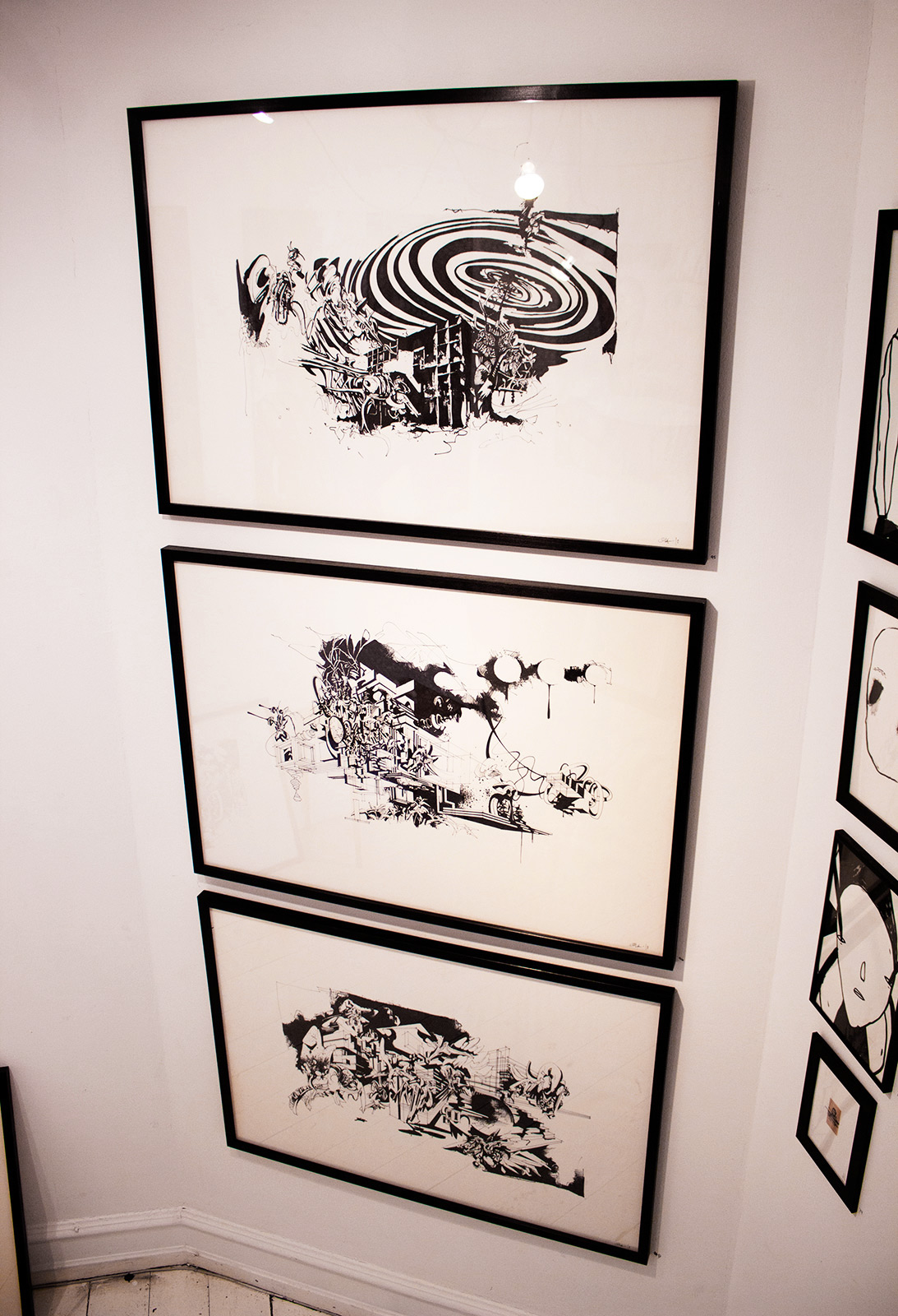 Uden titel VII | Tegninger | Ola Juliussen | Original tegning af Ola Juliussen.Indrammet i håndlavet sort træramme. | Beauton Art Gallery tegninger, æstetiske, ekspressionistiske, grafiske, illustrative, monokrome, arkitektur, botanik, tegneserier, bevægelse, mønstre, sorte, hvide, blæk, papir, tusch, abstrakte-former, arkitektoniske, sort-hvide, samtidskunst, dansk, dekorative, interiør, bolig-indretning, moderne, moderne-kunst, nordisk, skandinavisk, street-art, Køb original kunst og kunstplakater. Malerier, tegninger, limited edition kunsttryk & plakater af dygtige kunstnere.