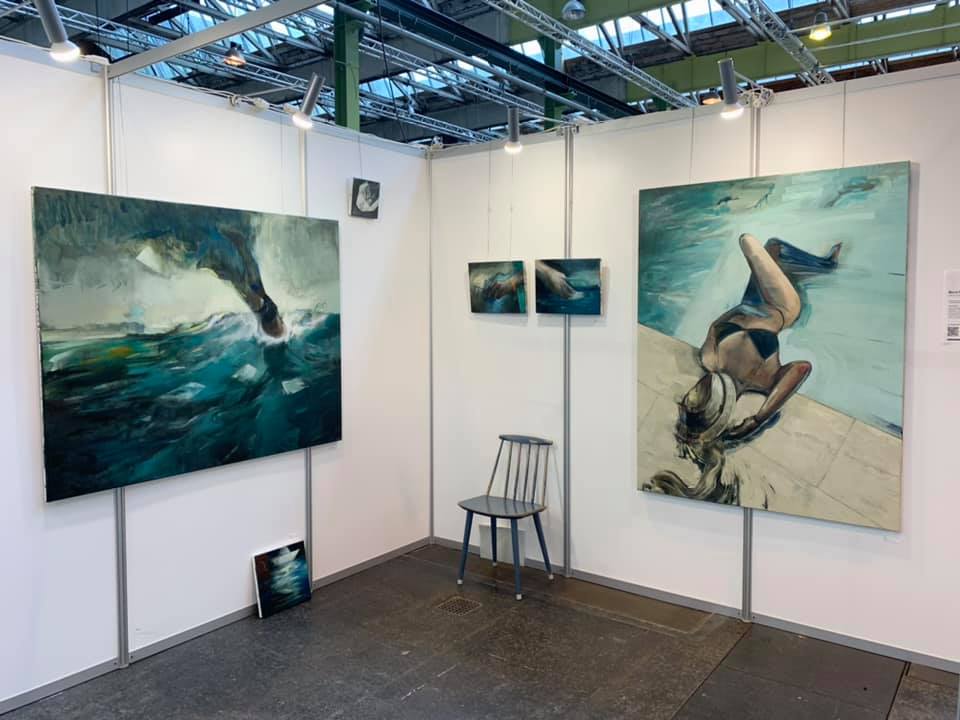 malerier, ekspressionistiske, figurative, grafiske, illustrative, kroppe, stemninger, natur, havet, mennesker, årstider, seksualitet, beige, blå, grønne, grå, turkise, akryl, kul,  bomuldslærred, olie, strand, smukke, samtidskunst, dag, drinks, ekspressionisme, kvindelig, piger, bolig-indretning, moderne-kunst, nordisk, skandinavisk, hav, former, vand, kvinder, Køb original kunst og kunstplakater. Malerier, tegninger, limited edition kunsttryk & plakater af dygtige kunstnere.
