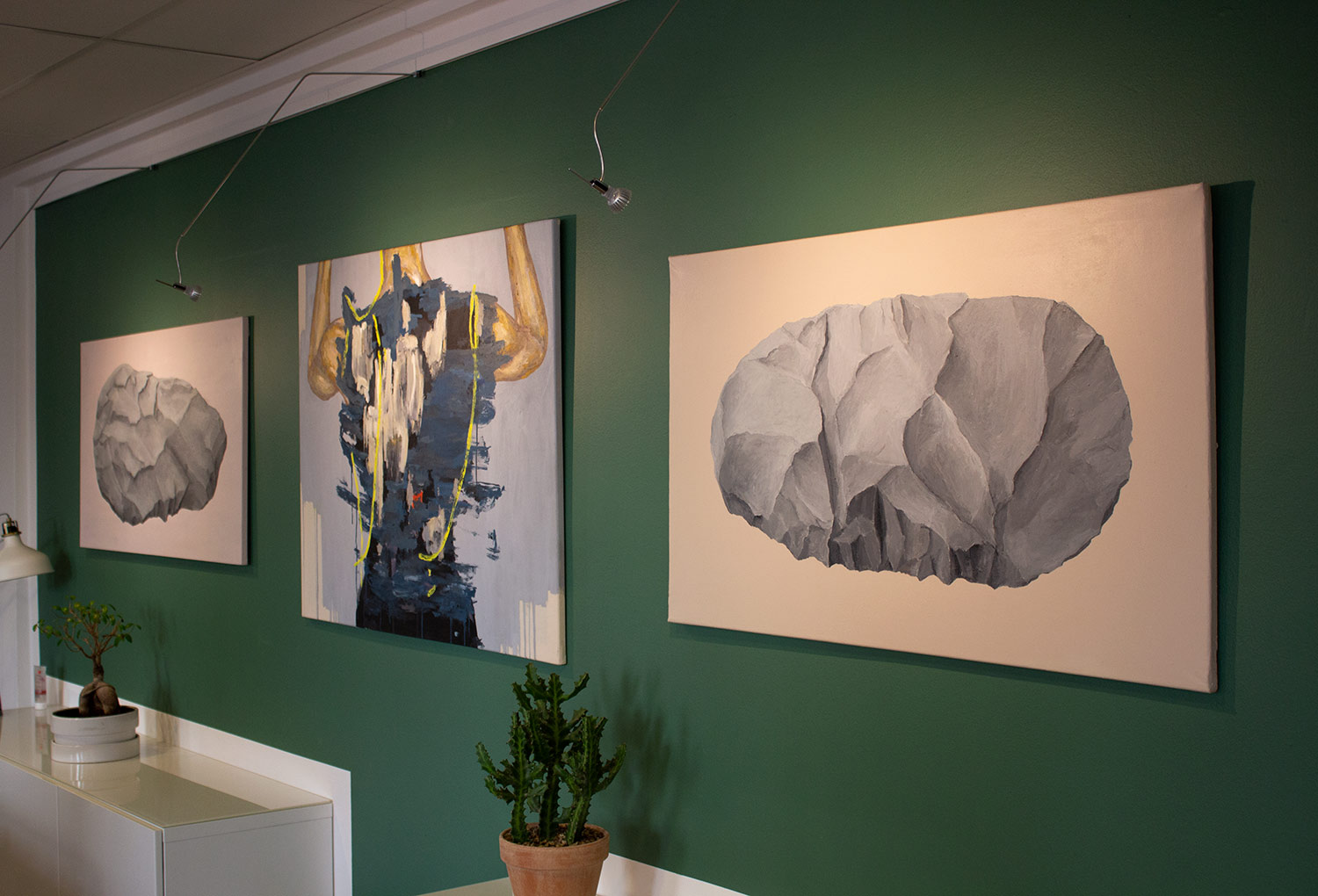 malerier, abstrakte, æstetiske, figurative, grafiske, illustrative, natur, grå, pink, akryl, blæk, abstrakte-former, smukke, dansk, dekorative, design, interiør, bolig-indretning, moderne, moderne-kunst, naturealistiske, nordisk, flotte, skandinavisk, Køb original kunst og kunstplakater. Malerier, tegninger, limited edition kunsttryk & plakater af dygtige kunstnere.