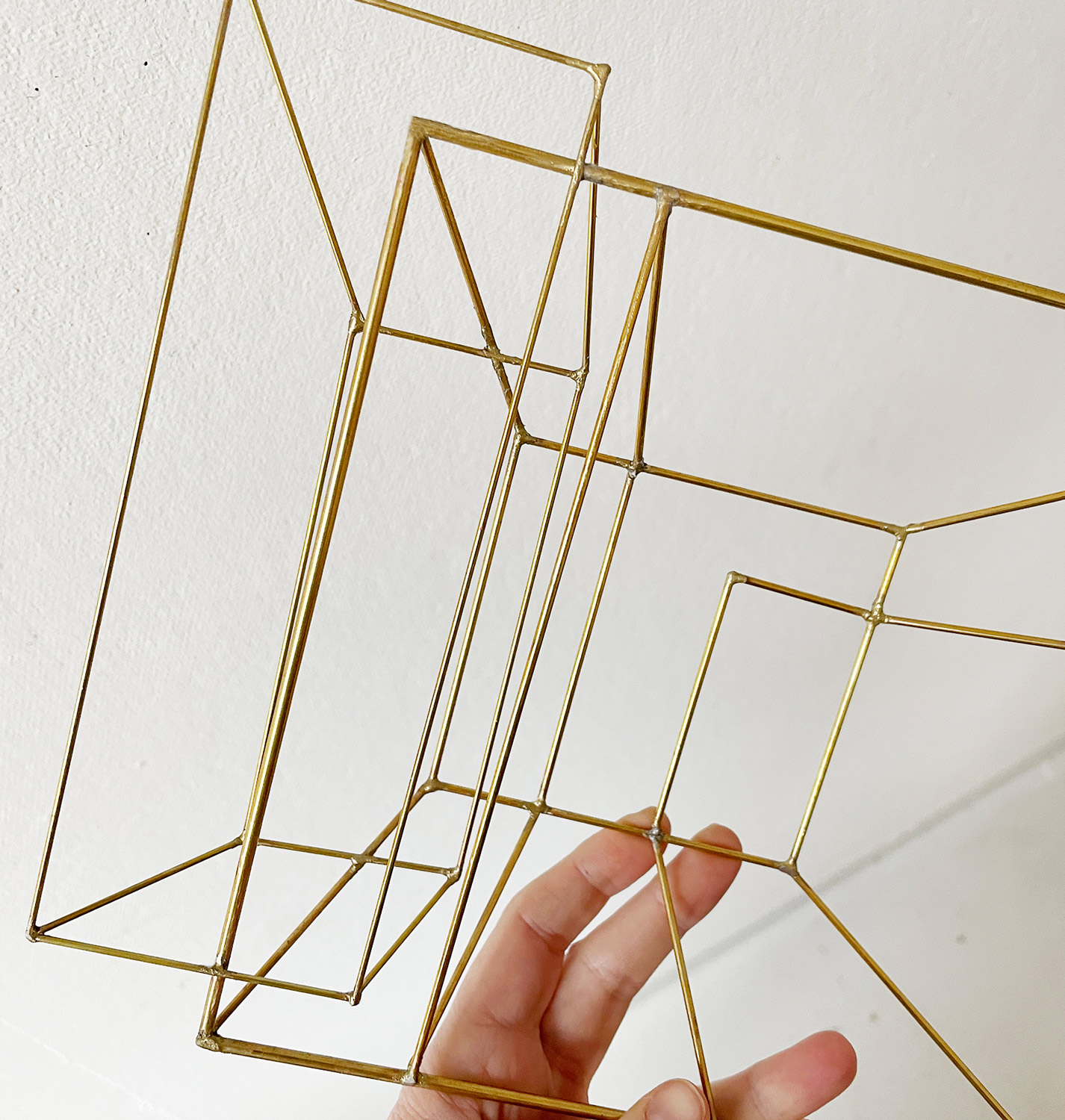 skulpturer, abstrakte, æstetiske, geometriske, minimalistiske, arkitektur, guld, metal, abstrakte-former, Køb original kunst og kunstplakater. Malerier, tegninger, limited edition kunsttryk & plakater af dygtige kunstnere.
