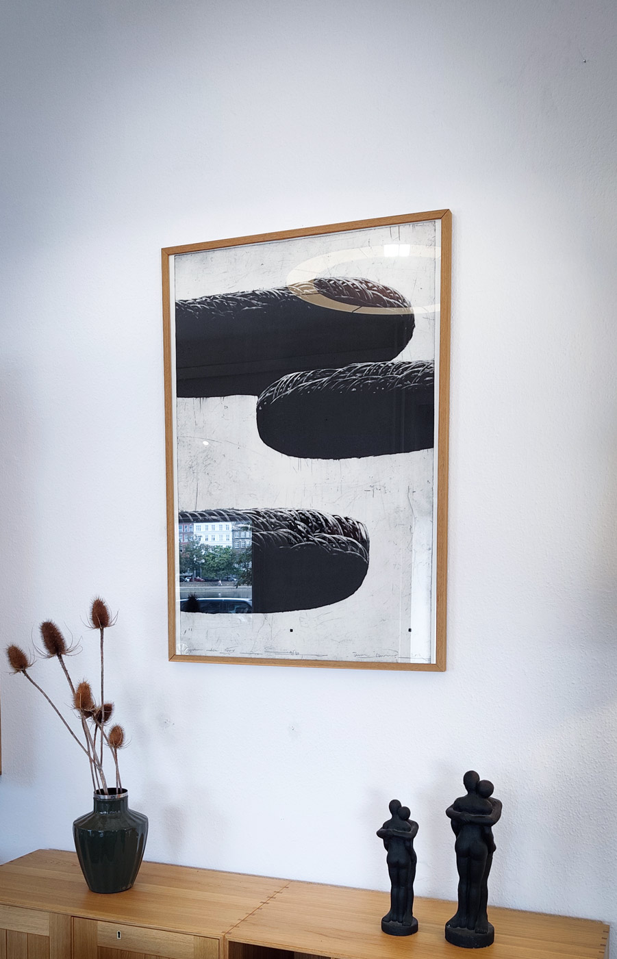 plakater-posters-kunsttryk, litografier, indgraveringer, abstrakte, æstetiske, grafiske, monokrome, arkitektur, bevægelse, mønstre, himmel, sorte, grå, hvide, blæk, papir, abstrakte-former, atmosfære, efterår, sort-hvide, konceptuel, dansk, dekorative, design, interiør, bolig-indretning, nordisk, plakater, tryk, skandinavisk, Køb original kunst og kunstplakater. Malerier, tegninger, limited edition kunsttryk & plakater af dygtige kunstnere.