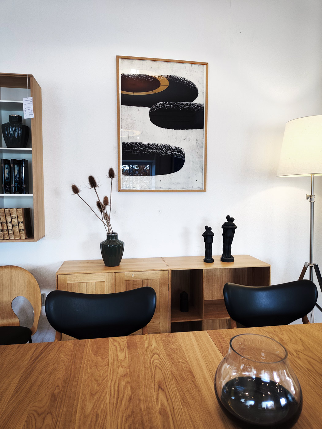 plakater-posters-kunsttryk, litografier, indgraveringer, abstrakte, æstetiske, grafiske, monokrome, arkitektur, bevægelse, mønstre, himmel, sorte, grå, hvide, blæk, papir, abstrakte-former, atmosfære, efterår, sort-hvide, konceptuel, dansk, dekorative, design, interiør, bolig-indretning, nordisk, plakater, tryk, skandinavisk, Køb original kunst og kunstplakater. Malerier, tegninger, limited edition kunsttryk & plakater af dygtige kunstnere.