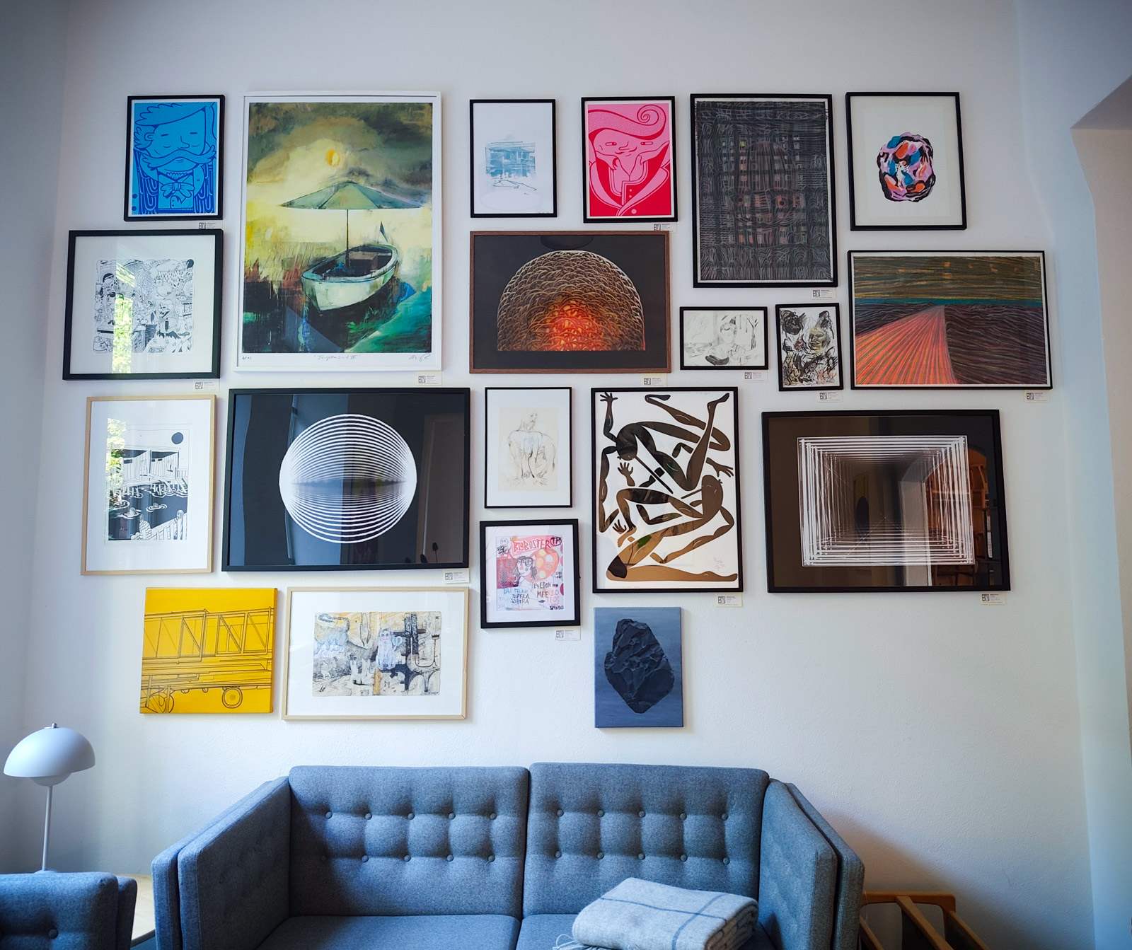 plakater-posters-kunsttryk, linoleumstryk, indgraveringer, abstrakte, ekspressionistiske, geometriske, grafiske, arkitektur, botanik, mønstre, sorte, røde, blæk, samtidskunst, interiør, bolig-indretning, moderne, moderne-kunst, Køb original kunst og kunstplakater. Malerier, tegninger, limited edition kunsttryk & plakater af dygtige kunstnere.