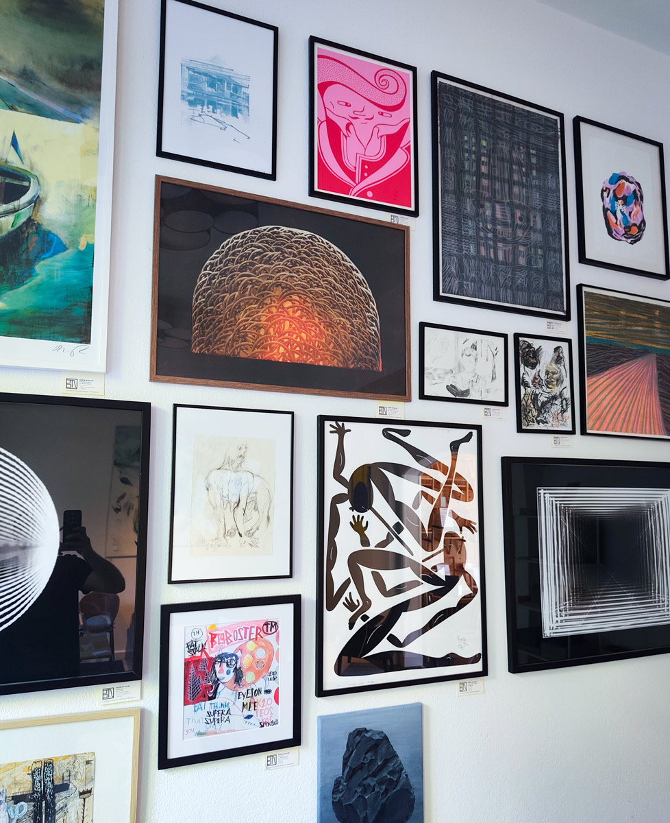 plakater-posters-kunsttryk, linoleumstryk, indgraveringer, abstrakte, ekspressionistiske, geometriske, grafiske, arkitektur, botanik, mønstre, sorte, røde, blæk, samtidskunst, interiør, bolig-indretning, moderne, moderne-kunst, Køb original kunst og kunstplakater. Malerier, tegninger, limited edition kunsttryk & plakater af dygtige kunstnere.