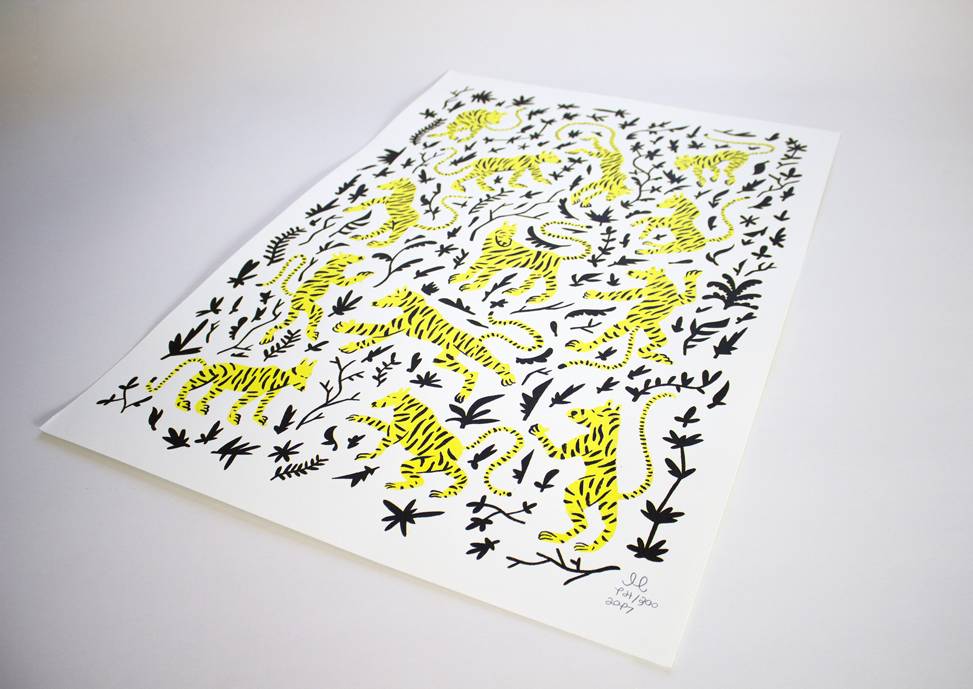 13 Tigers | Kunsttryk, Silketryk | Mormor | Beauton Art Gallery kunsttryk, silketryk, dyr, børnevenlige, figurative, grafiske, botanik, humor, mønstre, vilde-dyr, sorte, hvide, gule, blæk, papir, sjove, katte, samtidskunst, sød, dansk, dekorative, design, blomster, interiør, bolig-indretning, moderne, moderne-kunst, nordisk, plakater, skandinavisk, vilde-dyr, Køb original kunst og kunstplakater. Malerier, tegninger, limited edition kunsttryk & plakater af dygtige kunstnere.