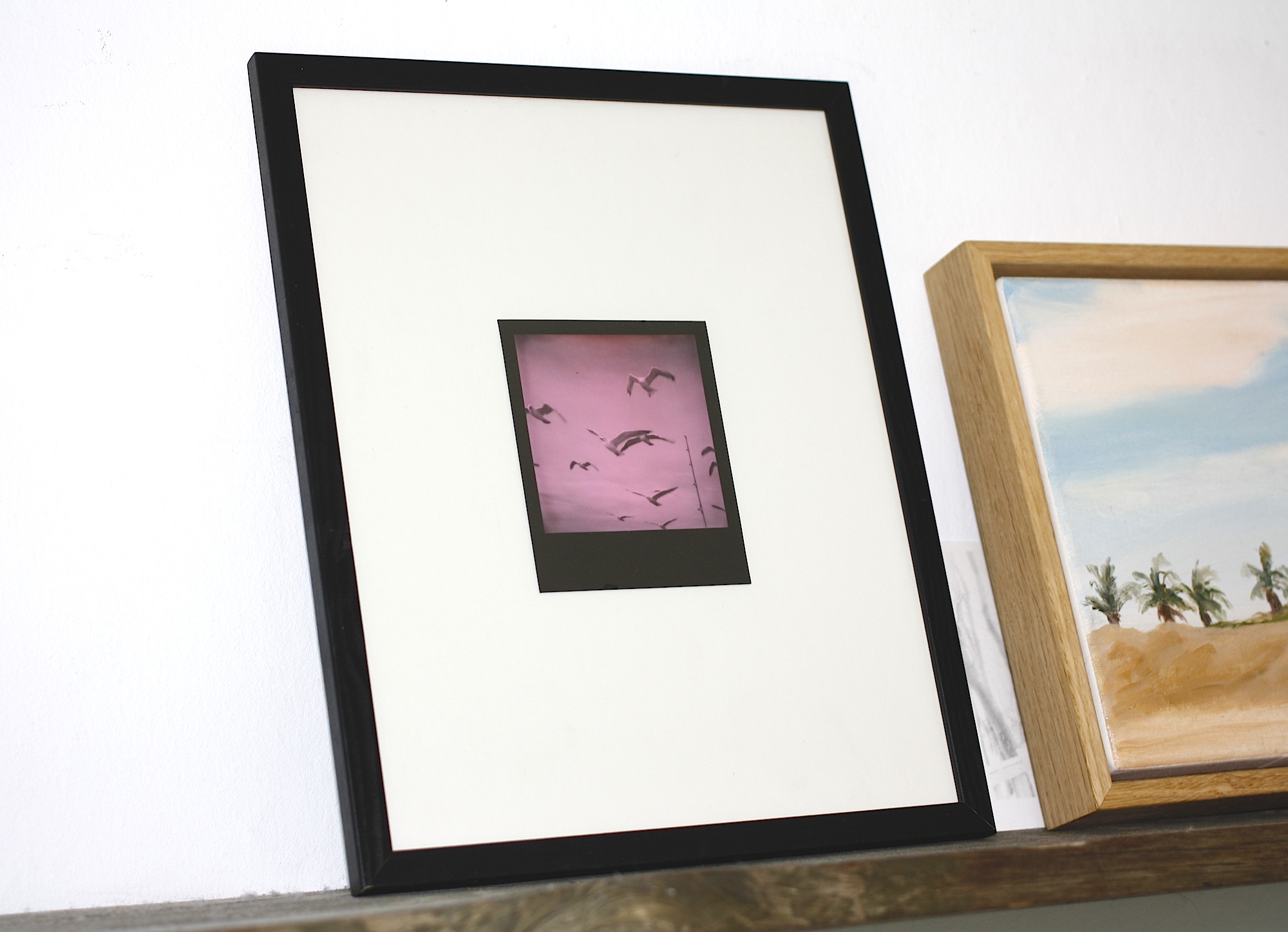 Måger (Serie 2/2) - 9 x 11 cm. Originalfoto i et begrænset oplag på 12 af fotograf og kunstmaler Rafael Guerrero.    Fotografiet er analogt og fremkaldt i hånden af Rafael, og der vil derfor forekomme meget små variationer fra hver kopi.