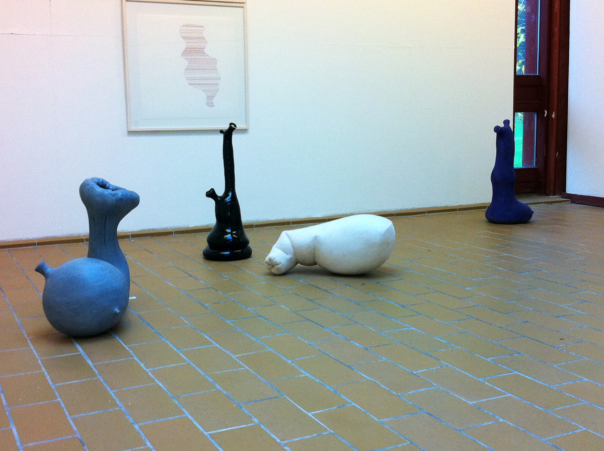 Udstilling af Almost Human - Serie, breaking the mould. En skulptur af Lærke Langballe flotte skulpturer, interessant kunst skulptur, bedste billedhuggere, moderne online kunst