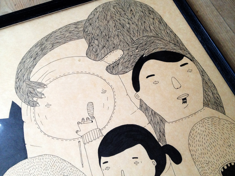 Random People - 65 x 41. En original kunst illustration af kunstner My Buemann. Illustration kommer indrammet i en vintage mørkebrun træramme. Boliger interiør design med original kunst, finurlige tegninger sjove og skæve figurer af talentfulde kunstnere.