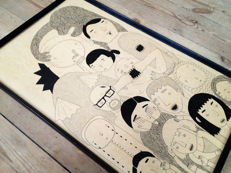 Random People - 65 x 41. En original kunst illustration af kunstner My Buemann. Illustration kommer indrammet i en vintage mørkebrun træramme. Boliger interiør design med original kunst, finurlige tegninger sjove og skæve figurer af talentfulde kunstnere.