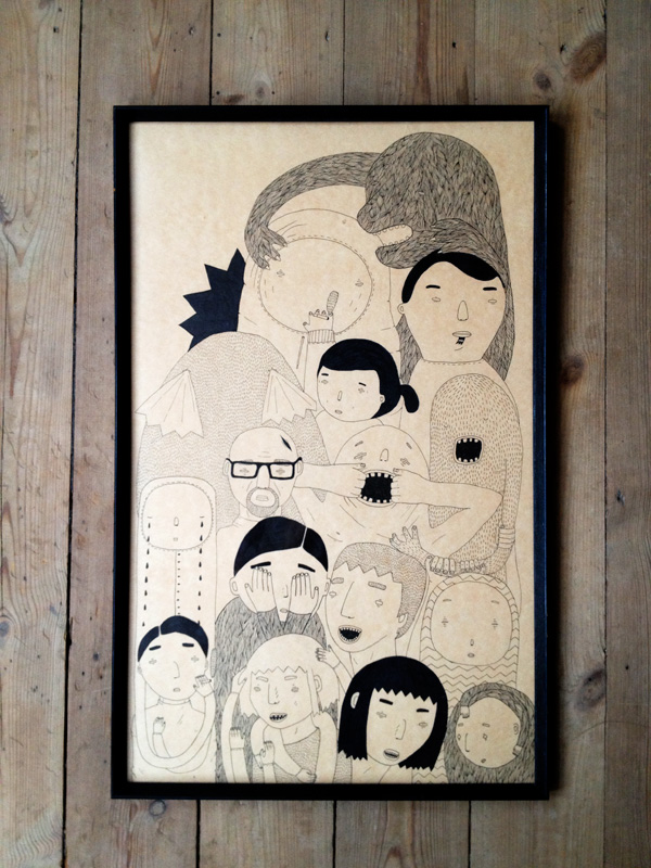 Random People - 65 x 41. En original kunst illustration af kunstner My Buemann. Illustration kommer indrammet i en vintage mørkebrun træramme. Boliger interiør design med original kunst, finurlige tegninger sjove og skæve figurer af talentfulde kunstnere.