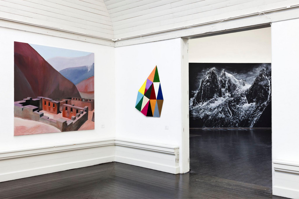 Frivilligt Forladt III | Malerier | Rafael Guerrero Céspedes | Originalt oliemaleri af Rafael Guerrero Cespedes | Beauton Art Gallery malerier, farverige, figurative, grafiske, landskab, arkitektur, natur, himmel, blå, brune, røde, violette, hørlærred, olie, bygninger, samtidskunst, dansk, dekorative, design, interiør, bolig-indretning, moderne, moderne-kunst, bjerge, nordisk, skandinavisk, Køb original kunst og kunstplakater. Malerier, tegninger, limited edition kunsttryk & plakater af dygtige kunstnere.