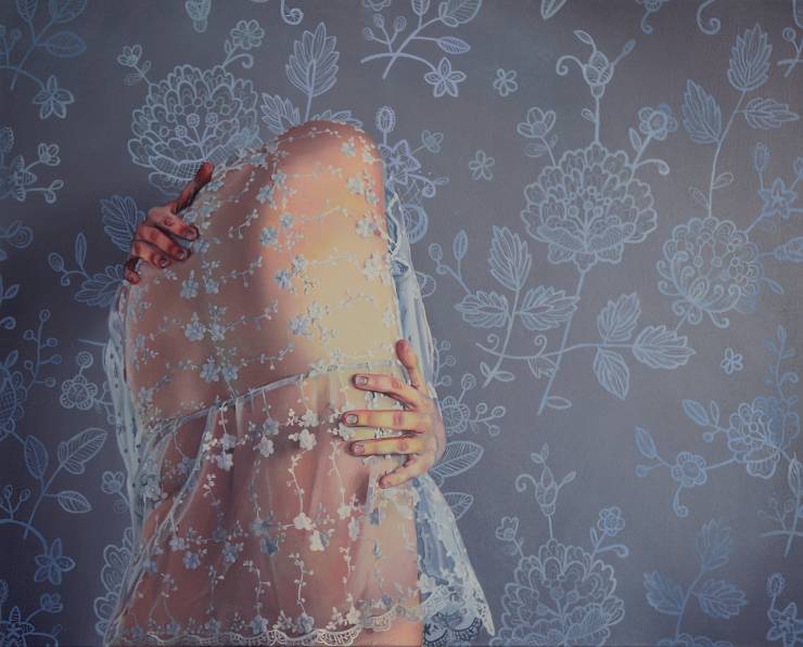 Act of Pattern, Embrace - 80 x 100 cm. Originalt oliemaleri af Aleksandra Kalisz  "Act of Pattern", fokusere på den kvindelige krops delikate og bløde former, hvor der med skyggespil viser dele af kvindens krop dækket af mønstrede materialer placeret på farverige baggrunde af ornamenter. Malerierne virker næsten abstrakte, hvor blikket går tabt i de mange linjer, farver og former.  Ornamenterne er primært fra Mellemøsten, hvor Kalisz er fascineret af deres symmetri, farver, harmoni og rytme. "Act of Pattern" er en afspejling af rejser og traditioner, hvor hun har til formål at kombinere to forskellige kulturer: Europæisk (kvindelig nøgen) og Islamisk (ornamenter).