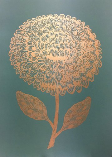 Dahlia (Guld/Salvie) | Plakater-posters-kunsttryk, Linoleumstryk | Monika Petersen | Limited edition linoleumstryk af Monika Petersen
Papirstørrelse: 50x70cm
Et farvet håndlavet linoleumstryk (Guld)
Trykt på 250 gram Fabriano-papir i kunstnerstudiet i København.
Ramme ikke inkluderet.
Pakket og sendt i et robust postrør.
Alle Lino-udskrifter udskrives manuelt, og på grund af dette vil hvert tryk variere lidt i farvetæthed. | Beauton Art Gallery plakater-posters-kunsttryk, linoleumstryk, æstetiske, figurative, grafiske, monokrome, still-life, botanik, natur, mønstre, guld, grønne, akryl, papir, smukke, dansk, design, blomster, interiør, bolig-indretning, moderne, moderne-kunst, nordisk, plakater, flotte, tryk, skandinavisk, Køb original kunst og kunstplakater. Malerier, tegninger, limited edition kunsttryk & plakater af dygtige kunstnere.