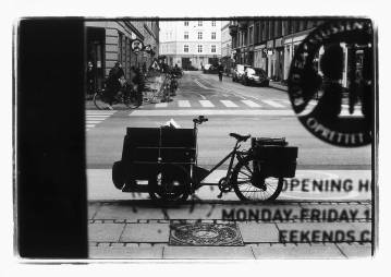 Post - 40 x 50 cm. Originalfoto i et begrænset oplag på 12 af fotograf og kunstmaler Rafael Guerrero.  Fotografiet er analogt og fremkaldt i hånden af Rafael, og der vil derfor forekomme meget små variationer.