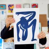 Yoga Exercise II (Blue) | Plakater-posters-kunsttryk, Giclee-tryk | Mormor | Beauton Art Gallery plakater-posters-kunsttryk, giclee-tryk, børnevenlige, figurative, grafiske, illustrative, kroppe, tegneserier, bevægelse, mennesker, sport, blå, blæk, papir, sjove, samtidskunst, københavn, dekorative, design, interiør, bolig-indretning, moderne, moderne-kunst, plakater, tryk, Køb original kunst og kunstplakater. Malerier, tegninger, limited edition kunsttryk & plakater af dygtige kunstnere.