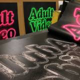 Adult video pink - 140 x 100 cm. Limited edition linoleumstryk af Marta Banaszak ADULT VIDEO linocut_printing process