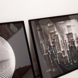 Kambolage III | Plakater-posters-kunsttryk, Fotografier, Giclee-tryk, New-media | AOAM | Beauton Art Gallery plakater-posters-kunsttryk, fotografier, giclee-tryk, new-media, abstrakte, geometriske, minimalistiske, monokrome, arkitektur, bevægelse, mønstre, videnskab, teknologi, sorte, grå, hvide, blæk, papir, abstrakte-former, arkitektoniske, sort-hvide, samtidskunst, terninger, dansk, design, interiør, bolig-indretning, moderne, moderne-kunst, nordisk, det-ydre-rum, plakater, rum, skandinavisk, Køb original kunst og kunstplakater. Malerier, tegninger, limited edition kunsttryk & plakater af dygtige kunstnere.