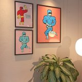 Hero #1 | Plakater-posters-kunsttryk, Giclee-tryk | Mormor | Beauton Art Gallery plakater-posters-kunsttryk, giclee-tryk, børnevenlige, illustrative, pop, kroppe, tegneserier, humor, sorte, blå, røde, blæk, papir, sjove, dansk, dekorative, design, interiør, bolig-indretning, mænd, nordisk, skandinavisk, skitse, street-art, Køb original kunst og kunstplakater. Malerier, tegninger, limited edition kunsttryk & plakater af dygtige kunstnere.