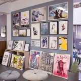 plakater-posters-kunsttryk, giclee-tryk, farverige, børnevenlige, grafiske, illustrative, monokrome, pop, kroppe, tegneserier, humor, mennesker, typografi, pink, lillae, røde, blæk, papir, sjove, drenge, samtidskunst, dansk, dekorative, design, ansigter, interiør, bolig-indretning, moderne, moderne-kunst, nordisk, skandinavisk, Køb original kunst og kunstplakater. Malerier, tegninger, limited edition kunsttryk & plakater af dygtige kunstnere.