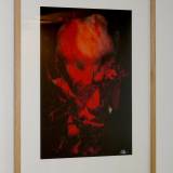 Morgenvækkeren | Plakater-posters-kunsttryk, Fotografier | Ola Juliussen | Beauton Art Gallery plakater-posters-kunsttryk, fotografier, farverige, figurative, portræt, surrealistiske, kroppe, mennesker, sorte, røde, akryl, ler, tusch, fotos, andre-medier, samtidskunst, mørke, ansigter, interiør, bolig-indretning, mænd, moderne, moderne-kunst, nordisk, plakater, tryk, skandinavisk, levende, Køb original kunst og kunstplakater. Malerier, tegninger, limited edition kunsttryk & plakater af dygtige kunstnere.