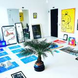 Flying Dutchman | Kunsttryk, Linoleumstryk | Mormor | Beauton Art Gallery kunsttryk, linoleumstryk, figurative, pop, havet, sejlads, transportmidler, blå, hvide, papir, både, samtidskunst, dansk, dekorative, design, interiør, bolig-indretning, moderne, moderne-kunst, nordisk, plakater, skandinavisk, street-art, fartøjer, vand, Køb original kunst og kunstplakater. Malerier, tegninger, limited edition kunsttryk & plakater af dygtige kunstnere.