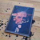 Uden Titel #18 - 20 x 31. Et originalt kunstfotografi af Ola Juliussen. Fotografi af hoved digital collage på væg, digital print, Indrammet digital collage Indreammet fotografi, kunstfoto, kunstfotografi, fragmentering, dynamik, strukturer og historie. facebook, google, pinterest