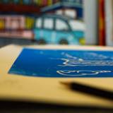 Flying Dutchman | Kunsttryk, Linoleumstryk | Mormor | Beauton Art Gallery kunsttryk, linoleumstryk, figurative, pop, havet, sejlads, transportmidler, blå, hvide, papir, både, samtidskunst, dansk, dekorative, design, interiør, bolig-indretning, moderne, moderne-kunst, nordisk, plakater, skandinavisk, street-art, fartøjer, vand, Køb original kunst og kunstplakater. Malerier, tegninger, limited edition kunsttryk & plakater af dygtige kunstnere.