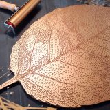 Birk Blad (Gold/Indigo) | Plakater-posters-kunsttryk, Linoleumstryk | Monika Petersen | Limited edition linoleumstryk af Monika Petersen
Papirstørrelse: 50x70cm
Et farvet håndlavet linoleumstryk (Guld)
Trykt på 250 gram Fabriano-papir i kunstnerstudiet i København.
Ramme ikke inkluderet.
Pakket og sendt i et robust postrør.
Alle Lino-udskrifter udskrives manuelt, og på grund af dette vil hvert tryk variere lidt i farvetæthed. | Beauton Art Gallery plakater-posters-kunsttryk, linoleumstryk, æstetiske, figurative, grafiske, illustrative, minimalistiske, botanik, natur, guld, grønne, akryl, papir, dansk, dekorative, design, blomster, interiør, bolig-indretning, nordisk, planter, plakater, flotte, skandinavisk, Køb original kunst og kunstplakater. Malerier, tegninger, limited edition kunsttryk & plakater af dygtige kunstnere.