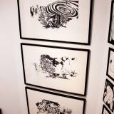 Uden titel VII | Tegninger | Ola Juliussen | Original tegning af Ola Juliussen.Indrammet i håndlavet sort træramme. | Beauton Art Gallery tegninger, æstetiske, ekspressionistiske, grafiske, illustrative, monokrome, arkitektur, botanik, tegneserier, bevægelse, mønstre, sorte, hvide, blæk, papir, tusch, abstrakte-former, arkitektoniske, sort-hvide, samtidskunst, dansk, dekorative, interiør, bolig-indretning, moderne, moderne-kunst, nordisk, skandinavisk, street-art, Køb original kunst og kunstplakater. Malerier, tegninger, limited edition kunsttryk & plakater af dygtige kunstnere.