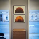 plakater-posters-kunsttryk, linoleumstryk, litografier, indgraveringer, ekspressionistiske, geometriske, grafiske, arkitektur, bevægelse, teknologi, sorte, orange, akryl, papir, abstrakte-former, arkitektoniske, smukke, konceptuel, samtidskunst, københavn, dekorative, design, vandret, interiør, bolig-indretning, moderne, moderne-kunst, symmetri, Køb original kunst og kunstplakater. Malerier, tegninger, limited edition kunsttryk & plakater af dygtige kunstnere.