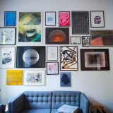 plakater-posters-kunsttryk, linoleumstryk, indgraveringer, abstrakte, ekspressionistiske, geometriske, grafiske, arkitektur, botanik, mønstre, sorte, røde, blæk, samtidskunst, interiør, bolig-indretning, moderne, moderne-kunst, Køb original kunst og kunstplakater. Malerier, tegninger, limited edition kunsttryk & plakater af dygtige kunstnere.