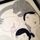 Random People - 65 x 41. En original kunst illustration af kunstner My Buemann. Illustration kommer indrammet i en vintage mørkebrun træramme. Boliger interiør design med original kunst, finurlige tegninger sjove og skæve figurer af talentfulde kunstnere.