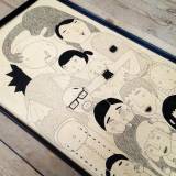 Random People - 65 x 41. En original kunst illustration af kunstner My Buemann. Illustration kommer indrammet i en vintage mørkebrun træramme. Boliger interiør design med original kunst, finurlige tegninger sjove og skæve figurer af talentfulde kunstnere.