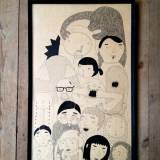 Random People - 65 x 41. En original kunst illustration af kunstner My Buemann. Illustration kommer indrammet i en vintage mørkebrun træramme. Boliger interiør design med original kunst, finurlige tegninger sjove og skæve figurer af talentfulde kunstnere.