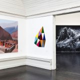 Frivilligt Forladt III | Malerier | Rafael Guerrero Céspedes | Originalt oliemaleri af Rafael Guerrero Cespedes | Beauton Art Gallery malerier, farverige, figurative, grafiske, landskab, arkitektur, natur, himmel, blå, brune, røde, violette, hørlærred, olie, bygninger, samtidskunst, dansk, dekorative, design, interiør, bolig-indretning, moderne, moderne-kunst, bjerge, nordisk, skandinavisk, Køb original kunst og kunstplakater. Malerier, tegninger, limited edition kunsttryk & plakater af dygtige kunstnere.