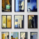 Vinduer IV | Malerier | Noemi Staniszewska | Beauton Art Gallery malerier, figurative, grafiske, arkitektur, kroppe, hverdagsliv, mønstre, sorte, brune, grønne,  bomuldslærred, olie, arkitektoniske, smukke, bygninger, samtidskunst, dekorative, design, interiør, bolig-indretning, moderne, moderne-kunst, vinduer, Køb original kunst og kunstplakater. Malerier, tegninger, limited edition kunsttryk & plakater af dygtige kunstnere.