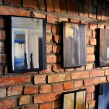 Vinduer IV | Malerier | Noemi Staniszewska | Beauton Art Gallery malerier, figurative, grafiske, arkitektur, kroppe, hverdagsliv, mønstre, sorte, brune, grønne,  bomuldslærred, olie, arkitektoniske, smukke, bygninger, samtidskunst, dekorative, design, interiør, bolig-indretning, moderne, moderne-kunst, vinduer, Køb original kunst og kunstplakater. Malerier, tegninger, limited edition kunsttryk & plakater af dygtige kunstnere.