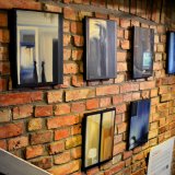 Vinduer VI | Malerier | Noemi Staniszewska | Beauton Art Gallery malerier, æstetiske, figurative, grafiske, still-life, arkitektur, kroppe, hverdagsliv, bevægelse, mønstre, mennesker, sorte, blå, gule,  bomuldslærred, olie, arkitektoniske, smukke, bygninger, samtidskunst, dekorative, design, interiør, bolig-indretning, moderne, moderne-kunst, vinduer, Køb original kunst og kunstplakater. Malerier, tegninger, limited edition kunsttryk & plakater af dygtige kunstnere.