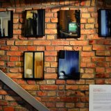 Vinduer IV | Malerier | Noemi Staniszewska | Beauton Art Gallery malerier, figurative, grafiske, arkitektur, kroppe, hverdagsliv, mønstre, sorte, brune, grønne,  bomuldslærred, olie, arkitektoniske, smukke, bygninger, samtidskunst, dekorative, design, interiør, bolig-indretning, moderne, moderne-kunst, vinduer, Køb original kunst og kunstplakater. Malerier, tegninger, limited edition kunsttryk & plakater af dygtige kunstnere.