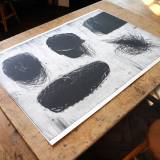 Perpetuum Mobile XXVII | Kunsttryk, Engraveringer | Tomasz Winiarski | Beauton Art Gallery kunsttryk, engraveringer, abstrakte, grafiske, monokrome, mønstre, sorte, grå, hvide, blæk, papir, abstrakte-former, atmosfære, efterår, sort-hvide, konceptuel, dansk, dekorative, design, interiør, bolig-indretning, nordisk, skandinavisk, Køb original kunst og kunstplakater. Malerier, tegninger, limited edition kunsttryk & plakater af dygtige kunstnere.