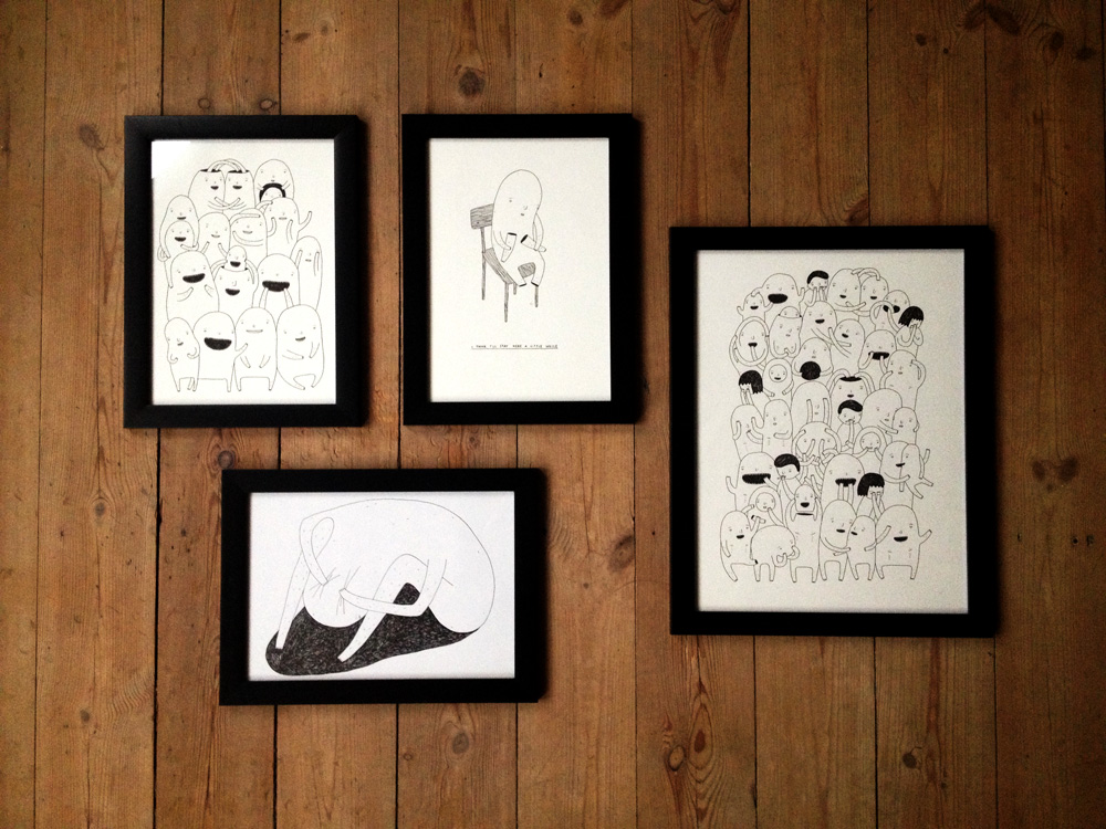 Kunstudstilling, Random people #1 - 21 x 30 - A4. En original kunst illustration af kunstner My Buemann. Illustrationen er indrammet i en sort træramme. Bolig indretning med original kunst, finurlige tegninger sjove og skæve figurer af dygtige kunstnere.